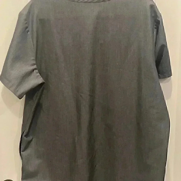 FIGS TECHNICAL COLLECTION GREY SCRUB TOP SIZE LARGE MEDICAL NURSE - Picture 3 of 3